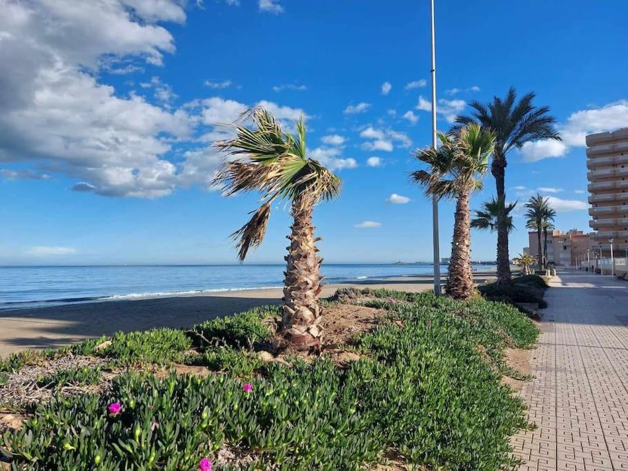 M&G Cozy Studio Apartment -Beachfront,Wifi,Aircon,Fullyequipped ラ・マンガ・デル・マール・メノール エクステリア 写真